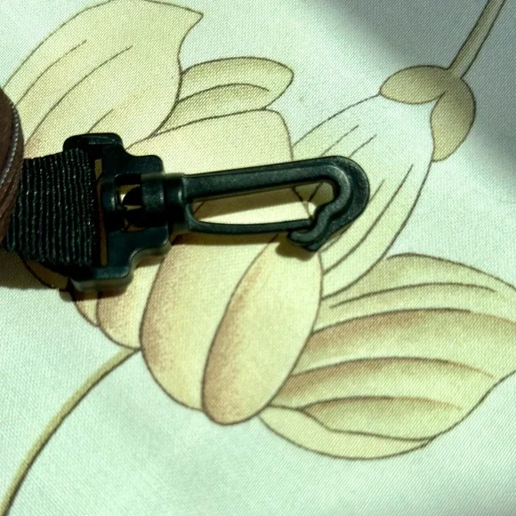 Maui Jim Brown Reinforced Zipper Sunglasses Case with Durable Design - Picture 4 of 10